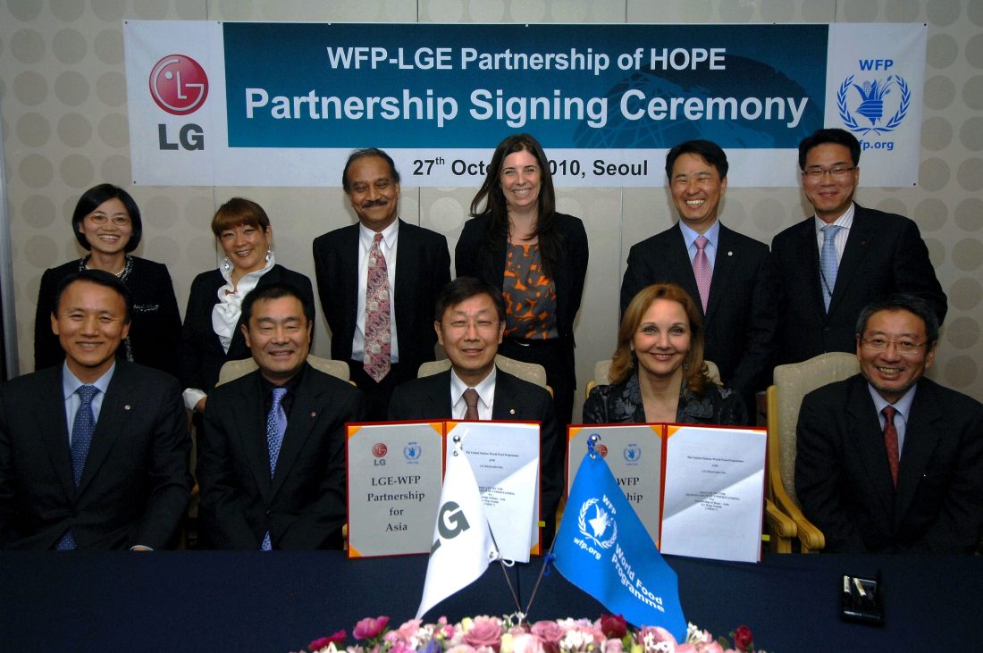 Kim Young-kee, executive vice president at LG, Josette Sheeran, executive director at the United Nations World Food Programme (WFP), and other executives participate in the partnership signing ceremony