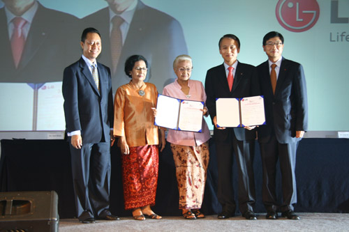 LG Celebrating 20 Years of Success in Indonesia Budi Darmaji, vice minister of Indonesia Department of Industry, R. Tjip Winoto, vice chairman of Yayasan Sayap Ibu, Soemarmi Marjono, chairman of Yayasan Sayap Ibu, Kim Young-kee, executive vice president of LG Electronics and Kim Weon-dae, president of LG Electronics Indonesia participate in the celebration for 20 years of success in Indonesia