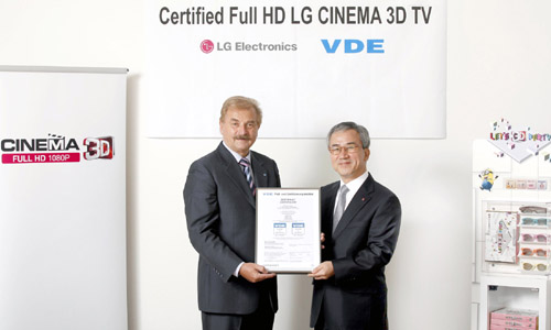 A VDE representative and Havis Kwon CEO of LG Electronics HE.jpg A VDE representative and Havis Kwon, president and CEO of LG Electronics Home Entertainment Company, hold up the VDE certificate.