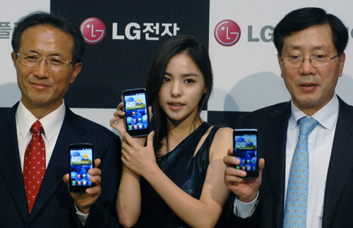 Hyo-rin Min, a celebrity model of LG Optimus 3D, Sang-deok Yeo, Head of Mobile/OLED Department at LG Display and Young-bae, Na, Head of Business Marketing at LG Electronics Mobile Communication Company hold LG Optimus 3Ds and show its front views