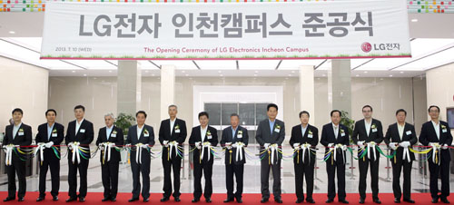 Koo Bon-moo, chairman of LG Electronics, and Koo Bon-joon, vice chairman and CEO of LG Electronics, participate in the opening ceremony of its new Incheon campus