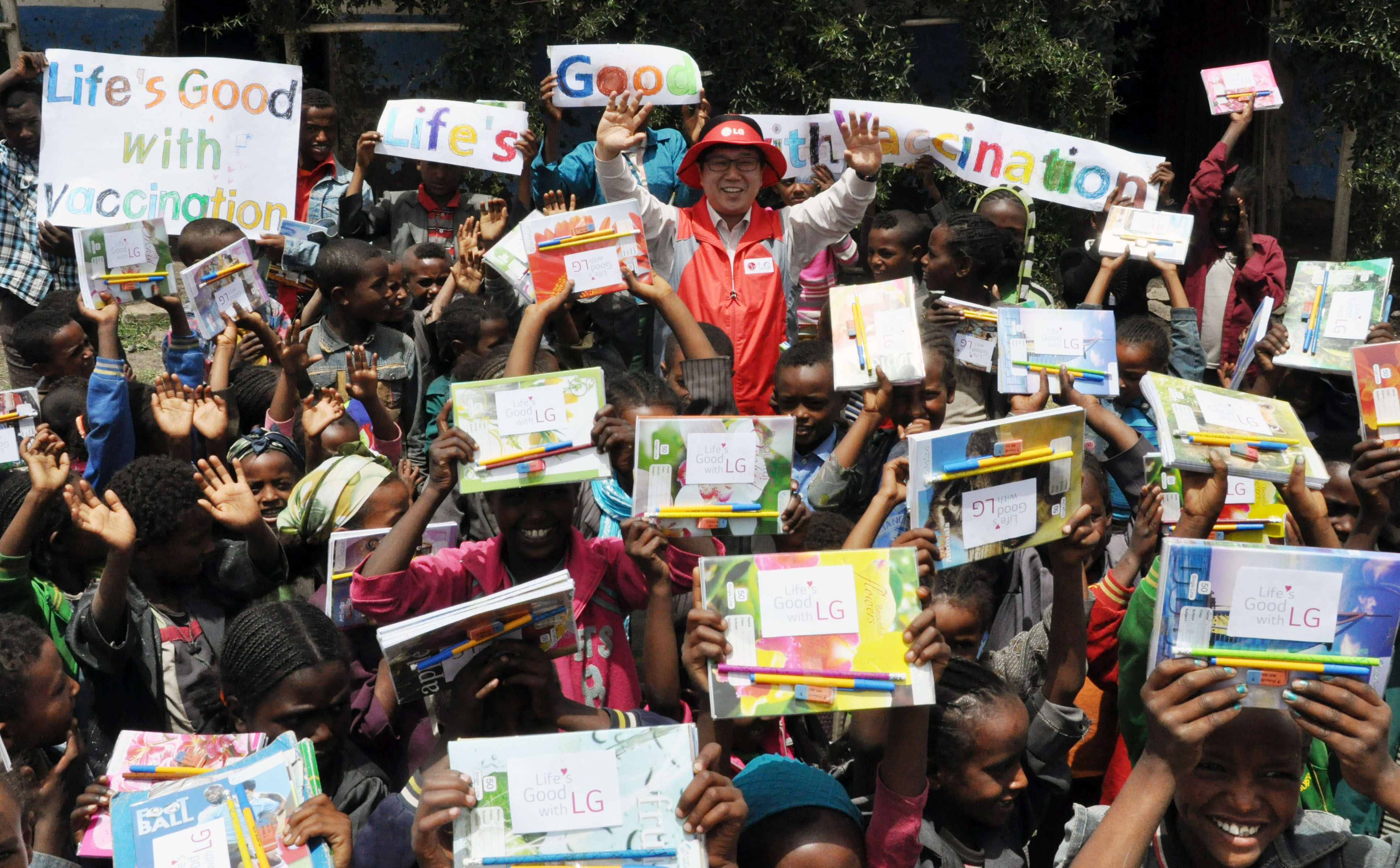 A group photo with the children who get helped from LG.