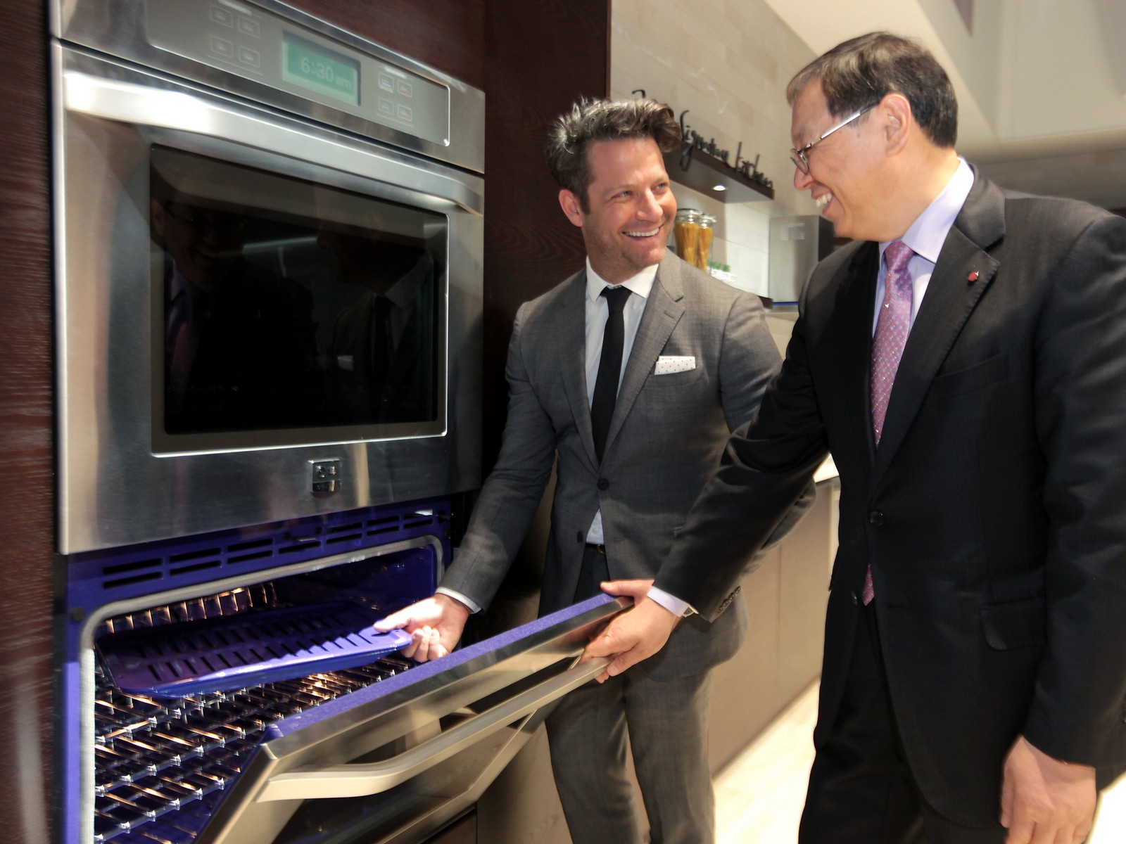 Nate and LG executive talking about LG Studio wall oven