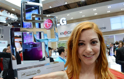 A female model is holding the trophy of the ‘Most Innovative Device Manufacturer of the Year’ by the GSMA at Mobile World Congress 2014.