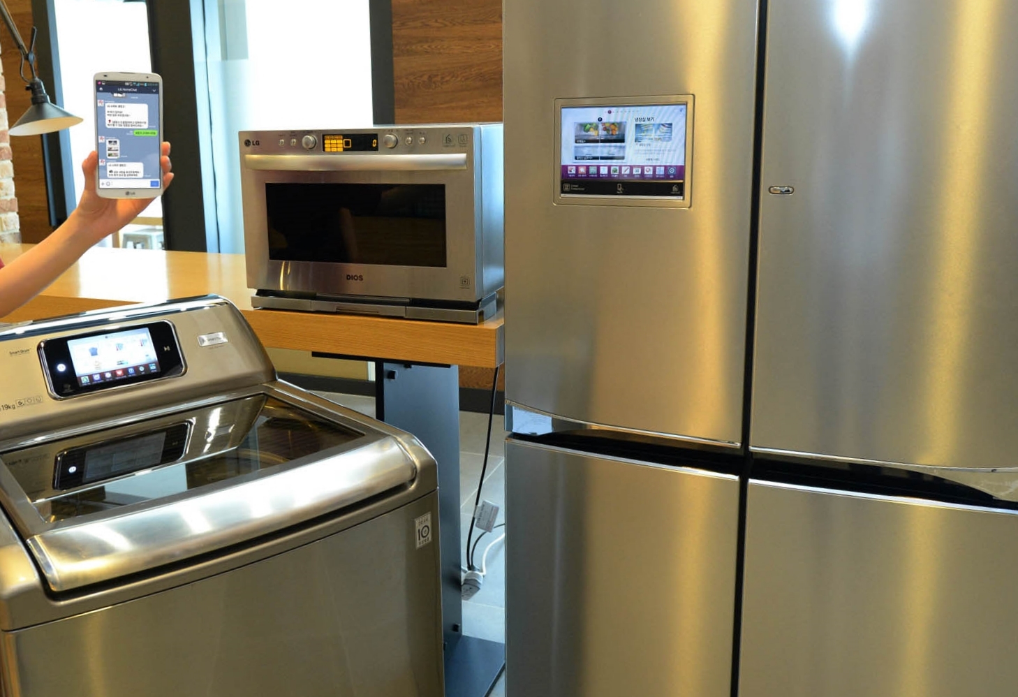 LG smart appliances features compatibility with the company’s HomeChat™ including light wave oven, top-load washing machine and Multi-Door refrigerator.