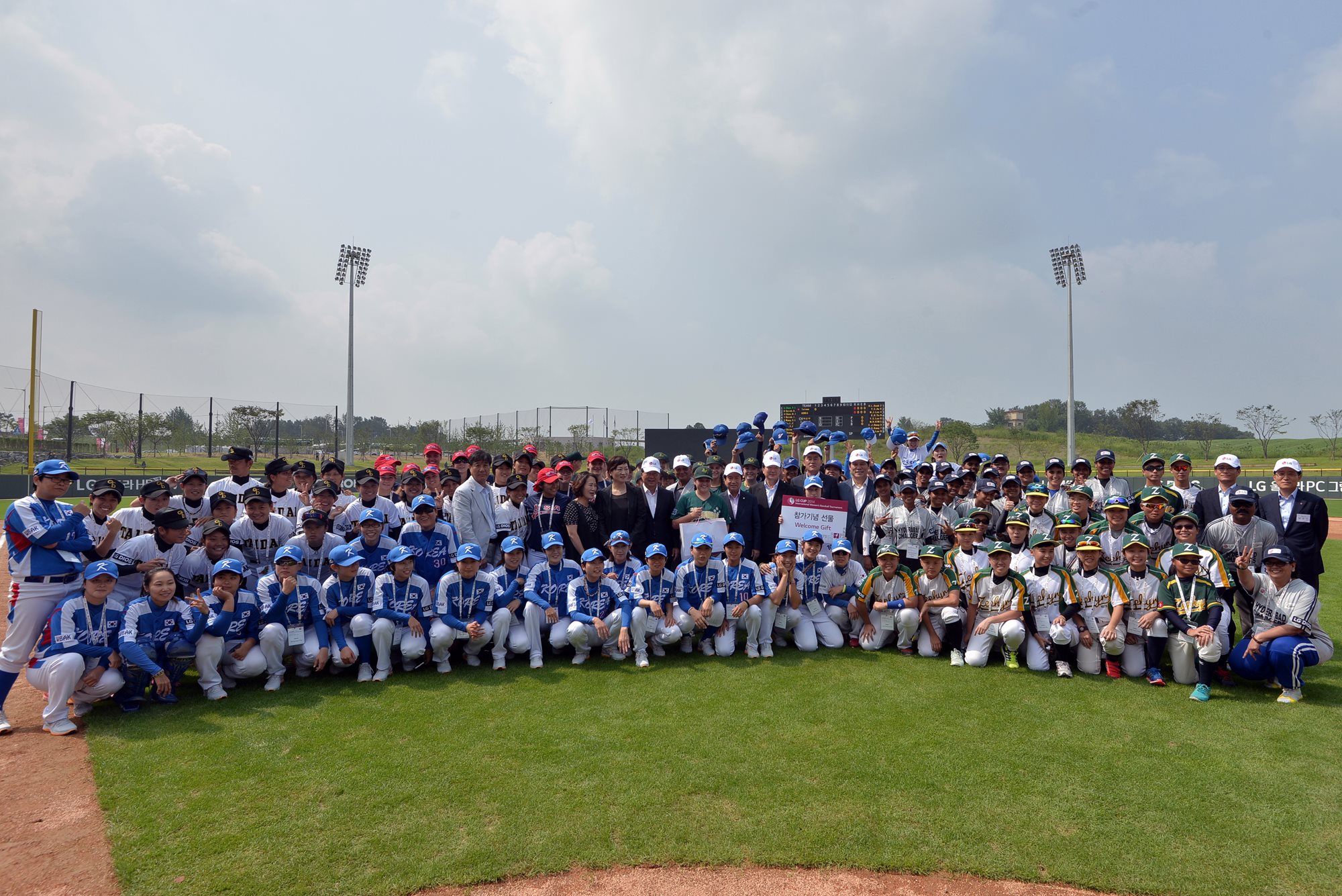 A group photo with the participants at the LG Cup 2014.