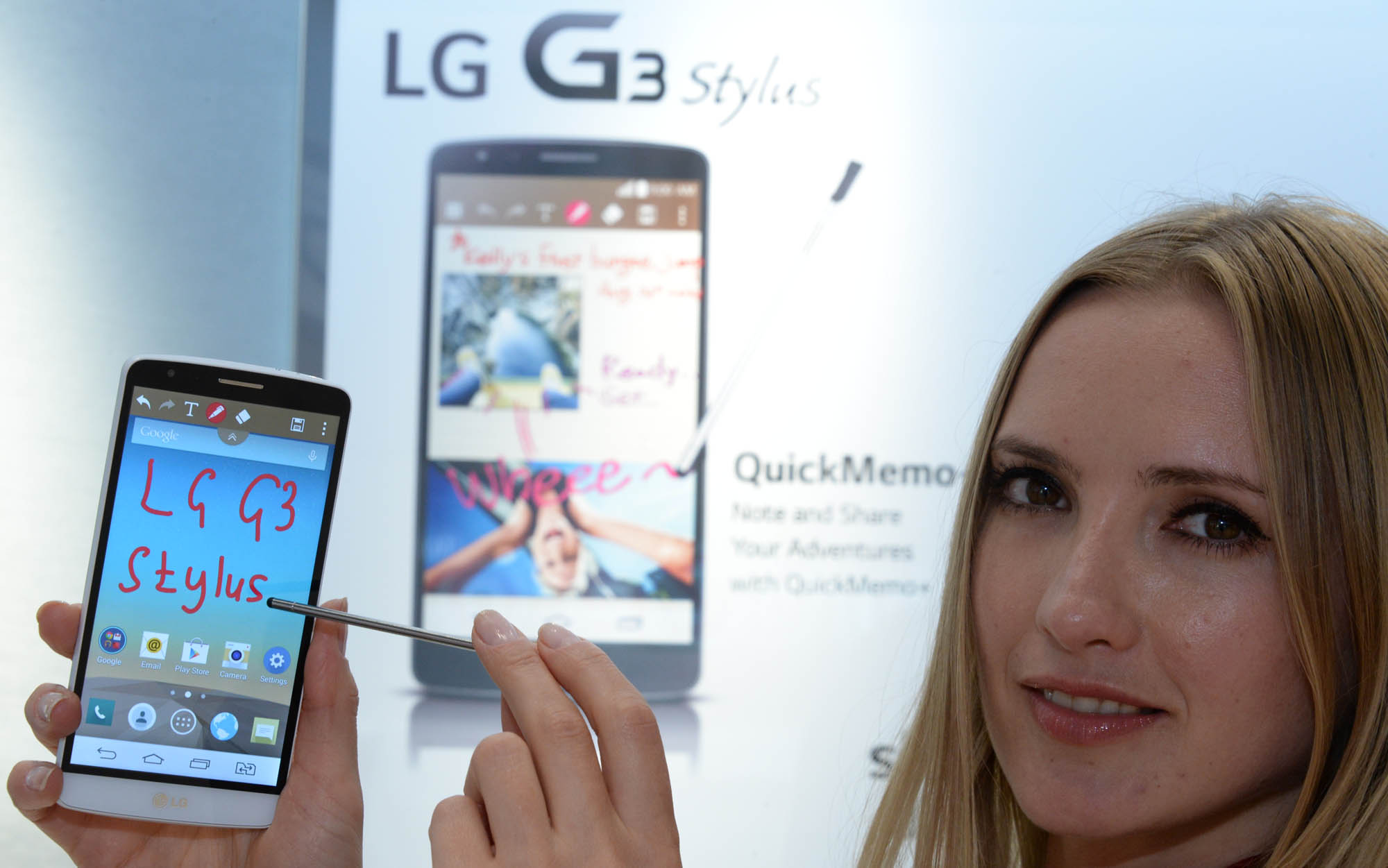 A model showing off the LG G3 Stylus’ screen by writing “LG G3 Stylus” with the QuickMemo function.