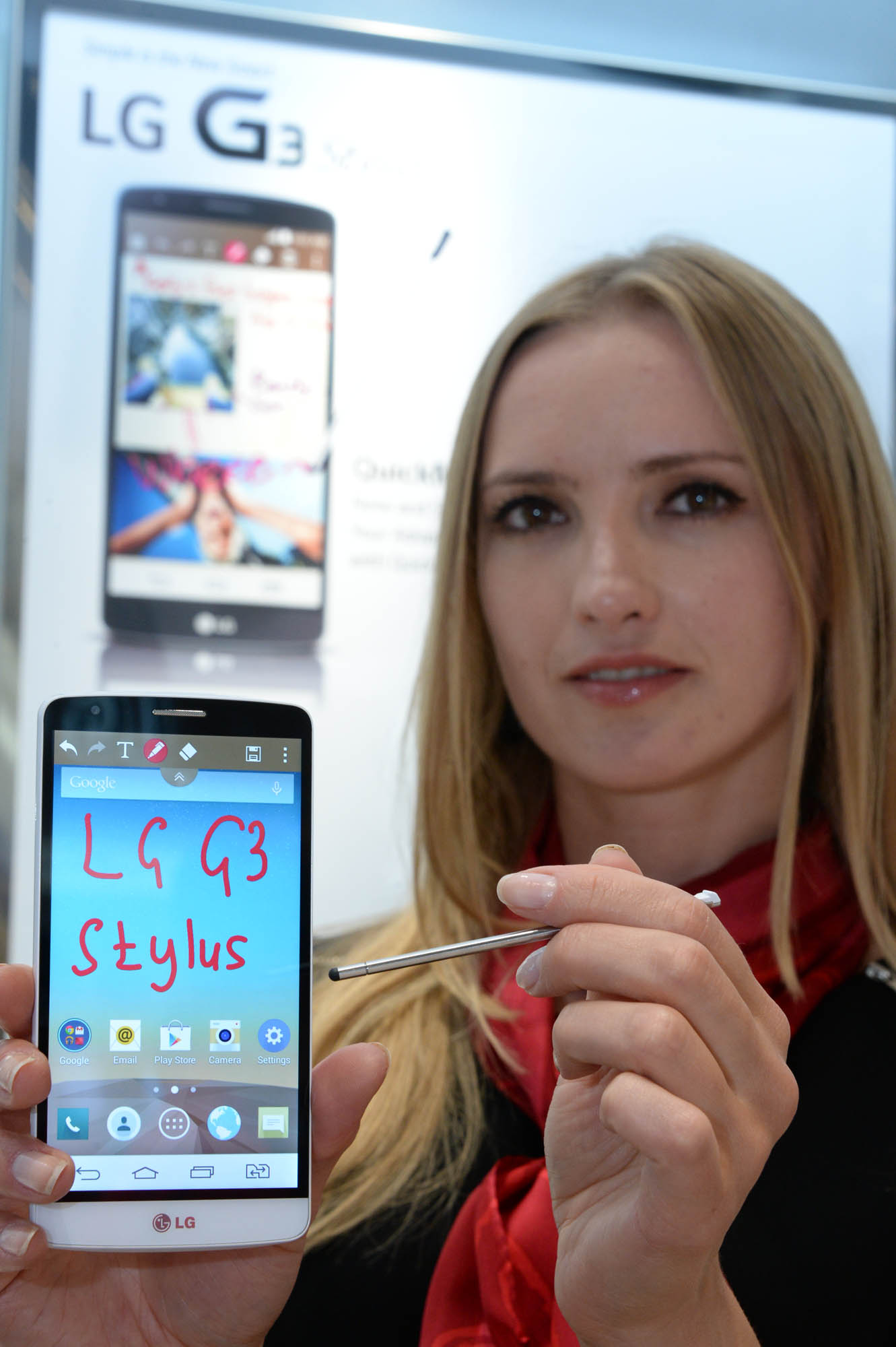 A model poses with the LG G3 Stylus after writing “LG G3 Stylus” using the phone’s QuickMemo function.
