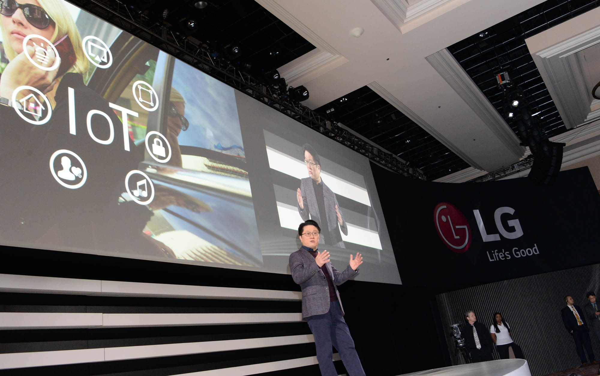 Ahn Seung-kwon, president and chief technology officer of LG, introduces its IoT strategy and platform “webOS 2.0” at the global press conference held at CES 2015.