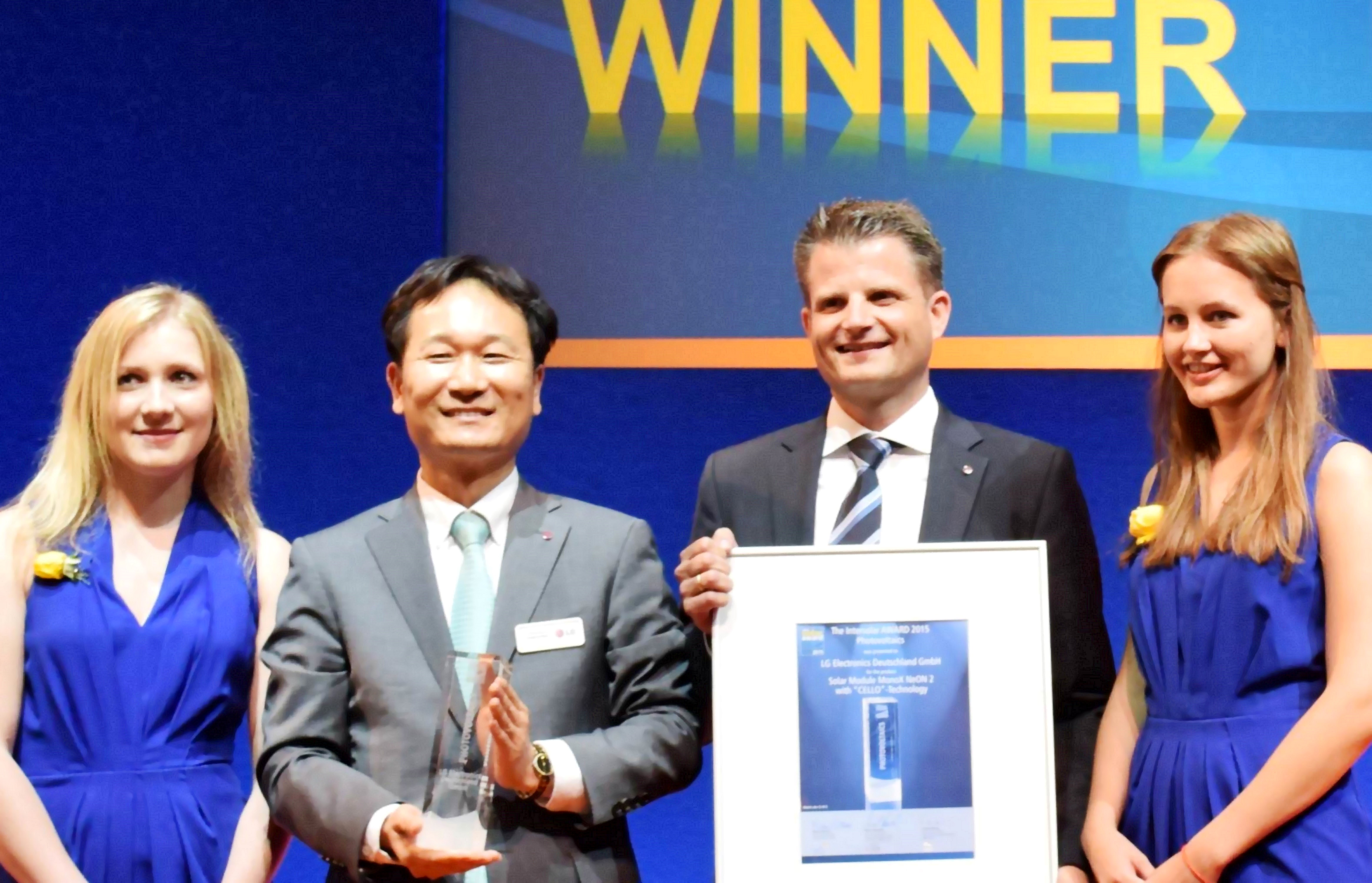 After receiving the Intersolar AWARD for Photovoltaics on the opening day of the event, Choi Young-ho, vice president of LG’s Solar Business Division, and Michael Harre, EU Solar Sales Director take a picture.