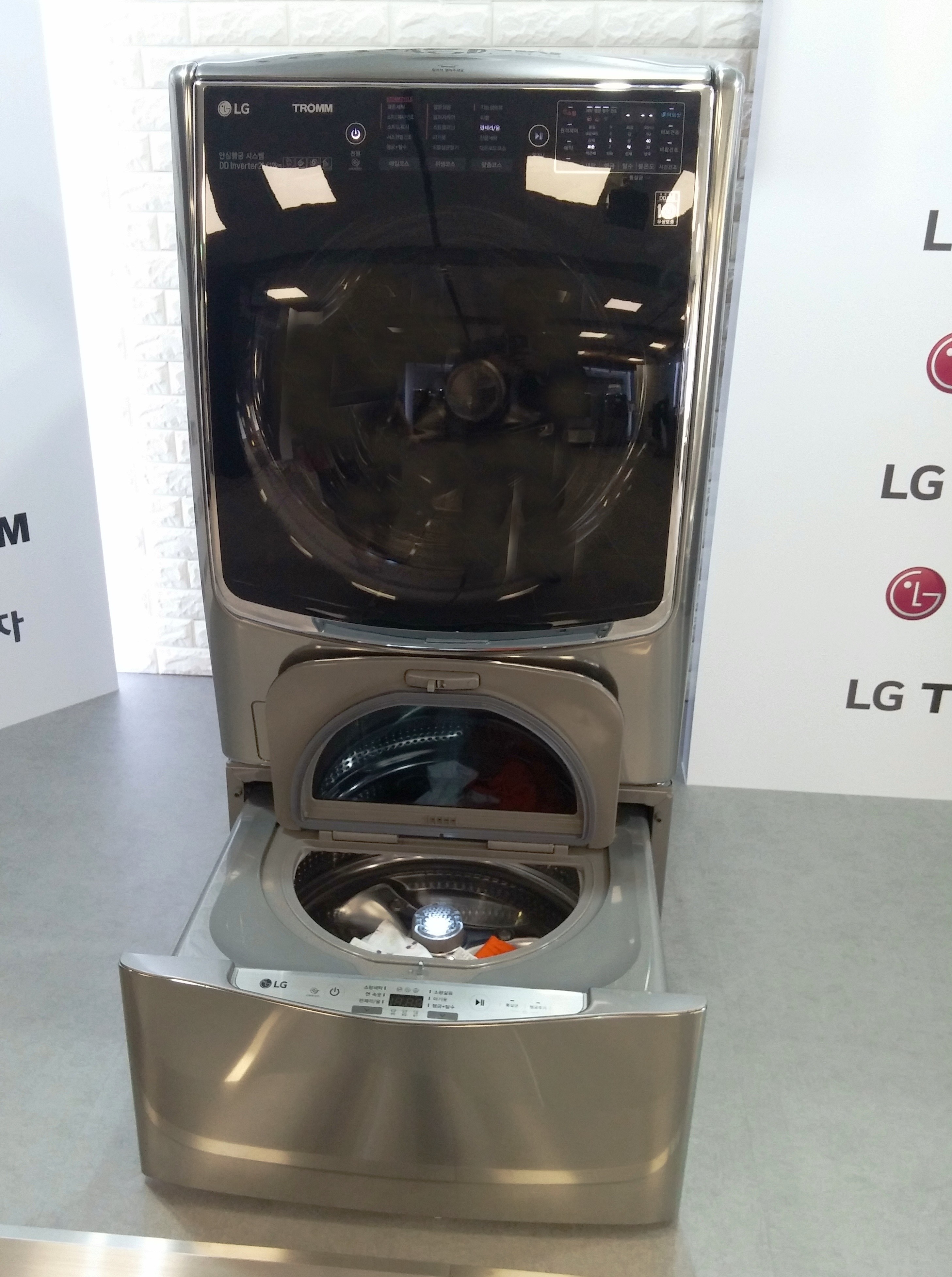 LG TWINWash™ washing machine with its Mini washer’s door opened