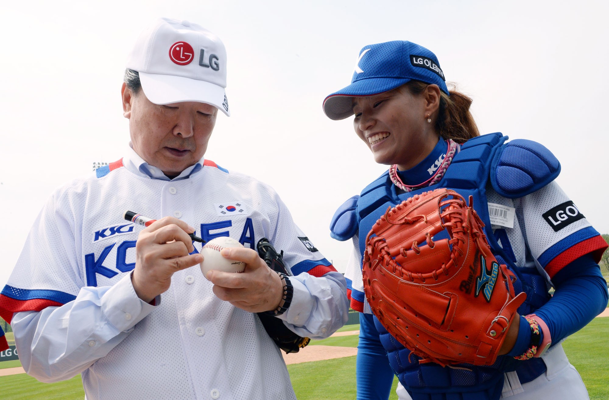 Koo Bon-joon, vice chairman and CEO of LG Electronics, autographs on the ball.
