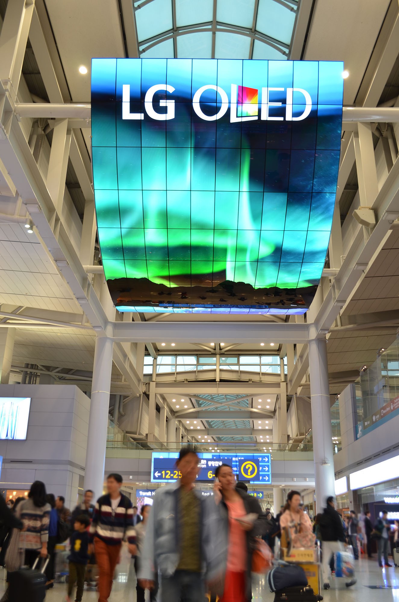 A ceiling installation of LG OLED Signage delivering the wonders of the aurora borealis to travelers at Incheon International Airport