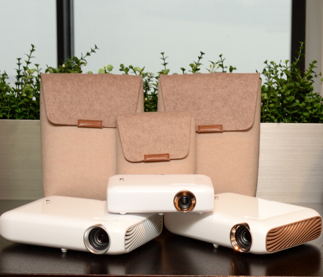 A front view of the LG Minibeam series models PW1000, PH550 and PW1500, with matching cases