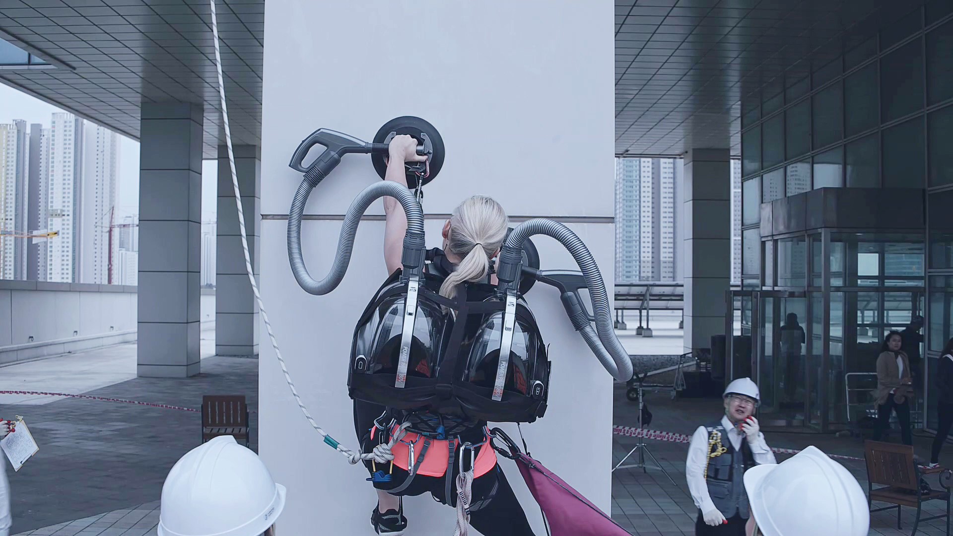 Sierra starting to climb up the building using suction power of LG CordZero™ canister