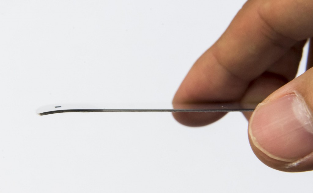 Side-on view of a man’s hand holding LG G5’s 3D Arc Glass