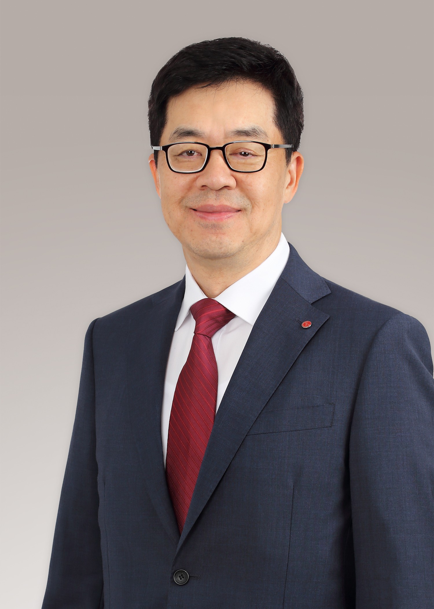A head shot of president & chief technology officer of LG Electronics, Dr. I.P. Park.
