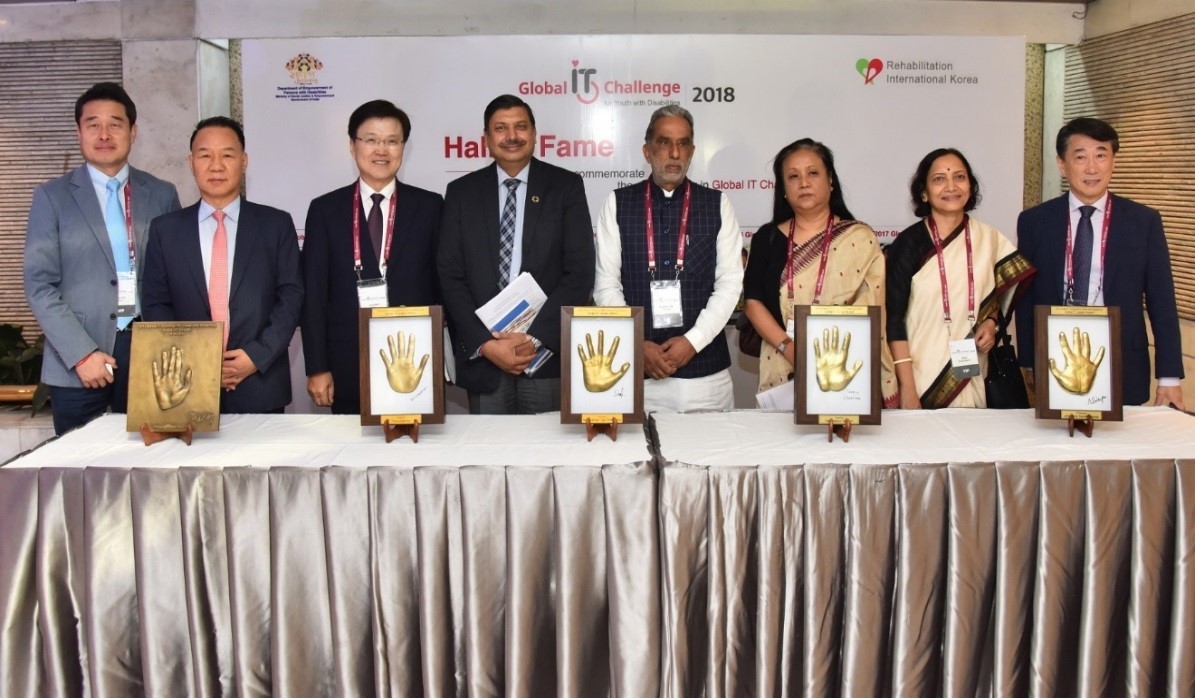 A group photo of representatives from LG Electronics, Korea’s Ministry of Health and Welfare, India’s Ministry of Social Justice and Empowerment, and Rehabilitation International Korea.