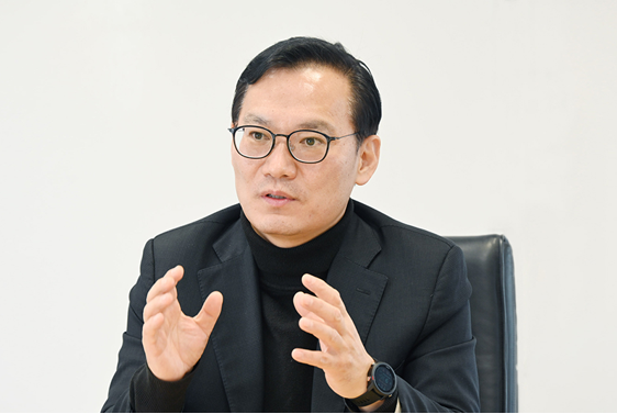 Silas Choi, head of the B2B Solutions Business Division, describing the features of LG ThinQ Home that make it the perfect futuristic integrated home.