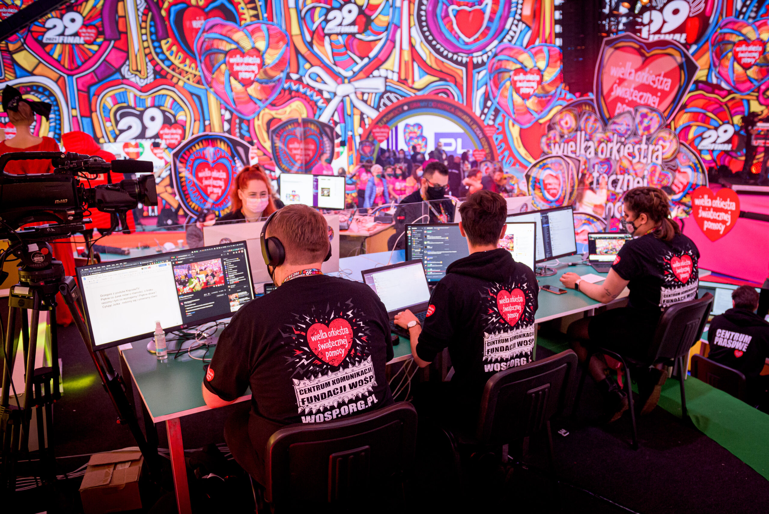 Volunteers at the 29th Annual Grand Finale fundraiser using the monitors provided by LG to support the online fundraising.